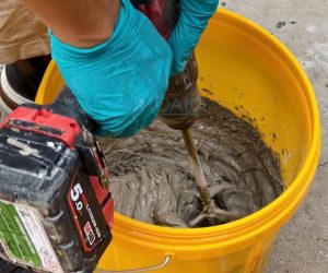 Trộn SikaWall 161 Skimcoat với nước
